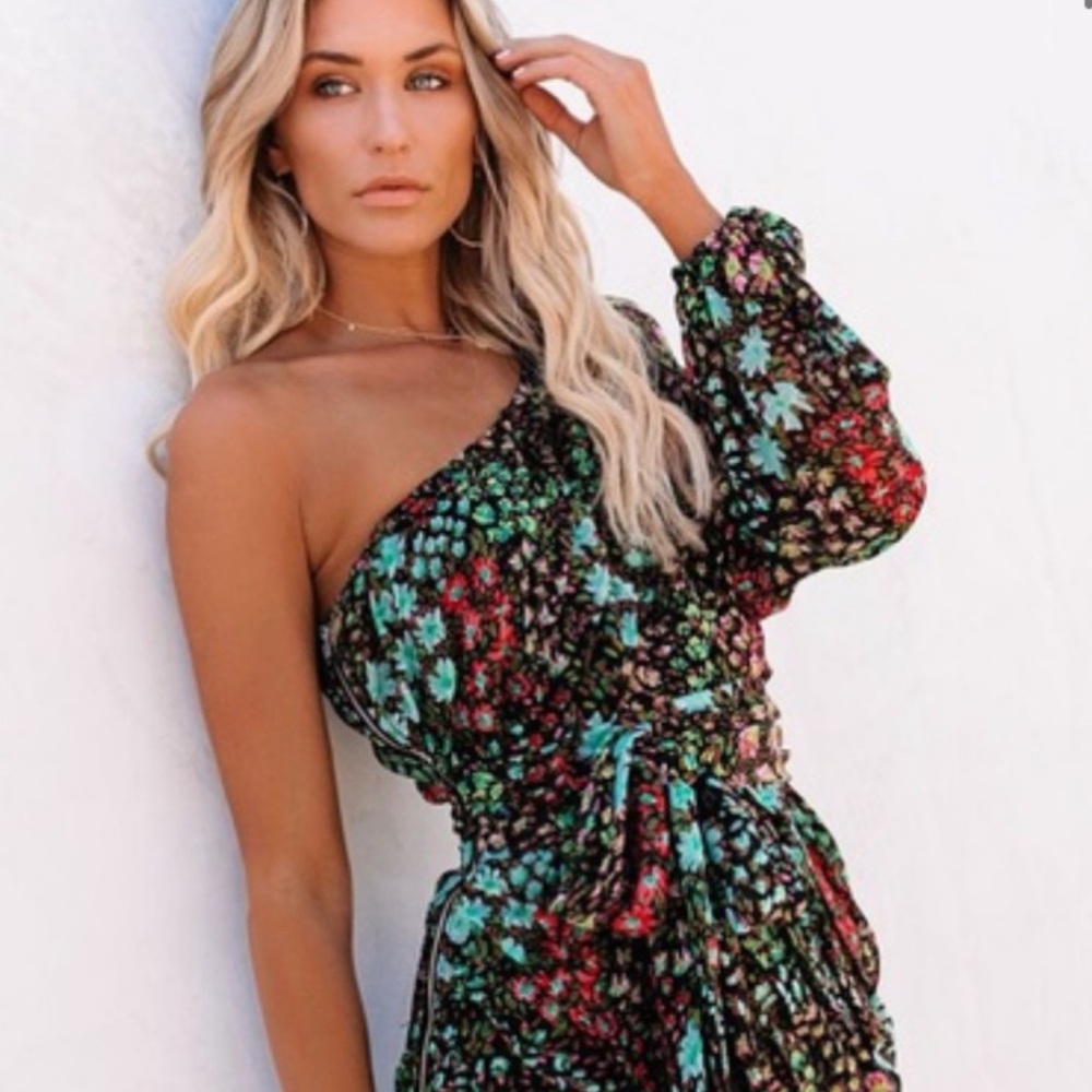 Skylar+Madison one shoulder pleated print mini dress. Medium